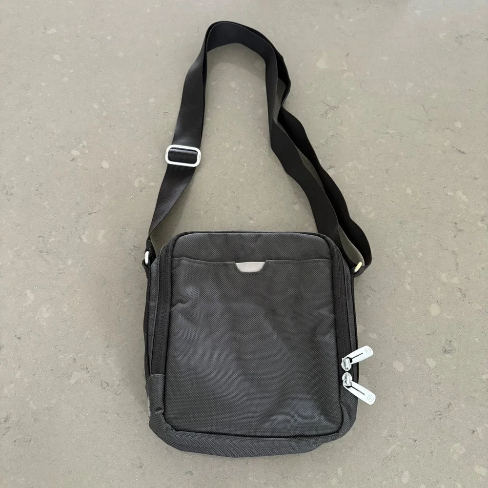 T-Tech by Tumi Black Ballistic Nylon Crossbody Bag Travel Organizer‎ Compact